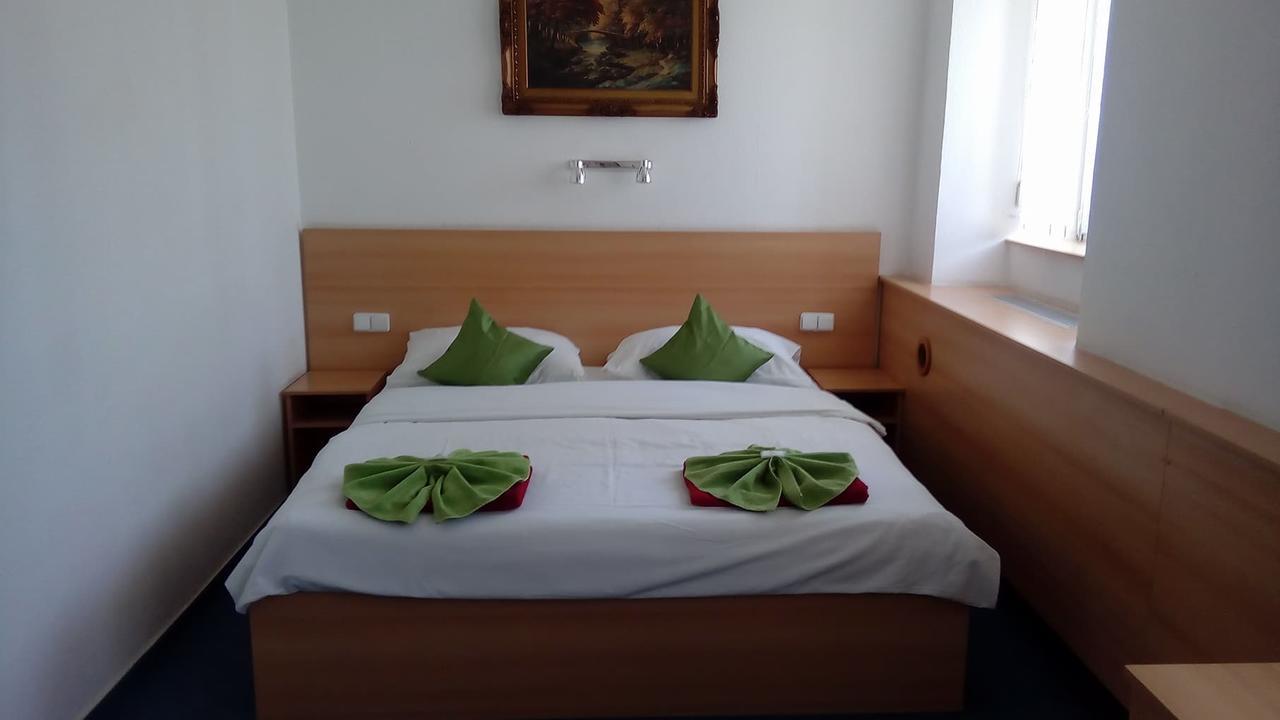 Hotel O.K. 1 Бероун Экстерьер фото